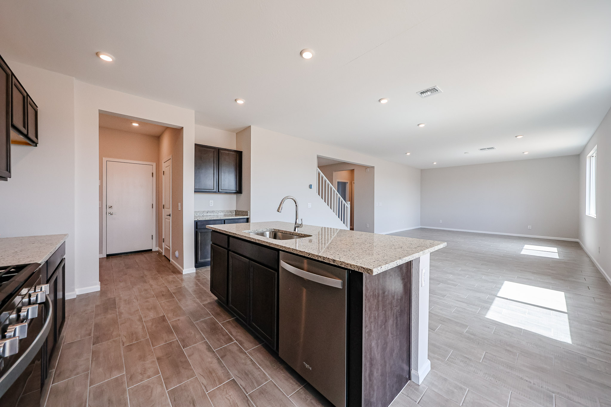 A kitchen with a marble counter top.