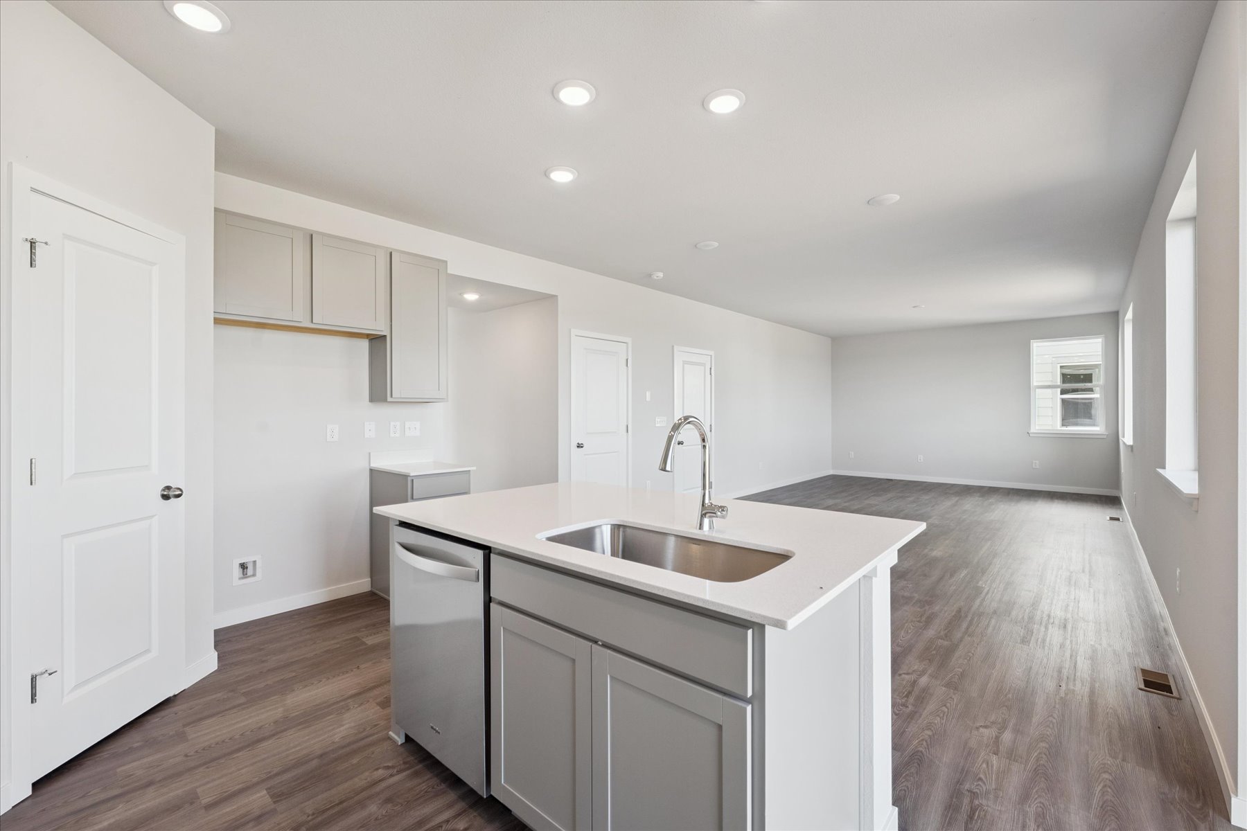 A kitchen with white cabinets.