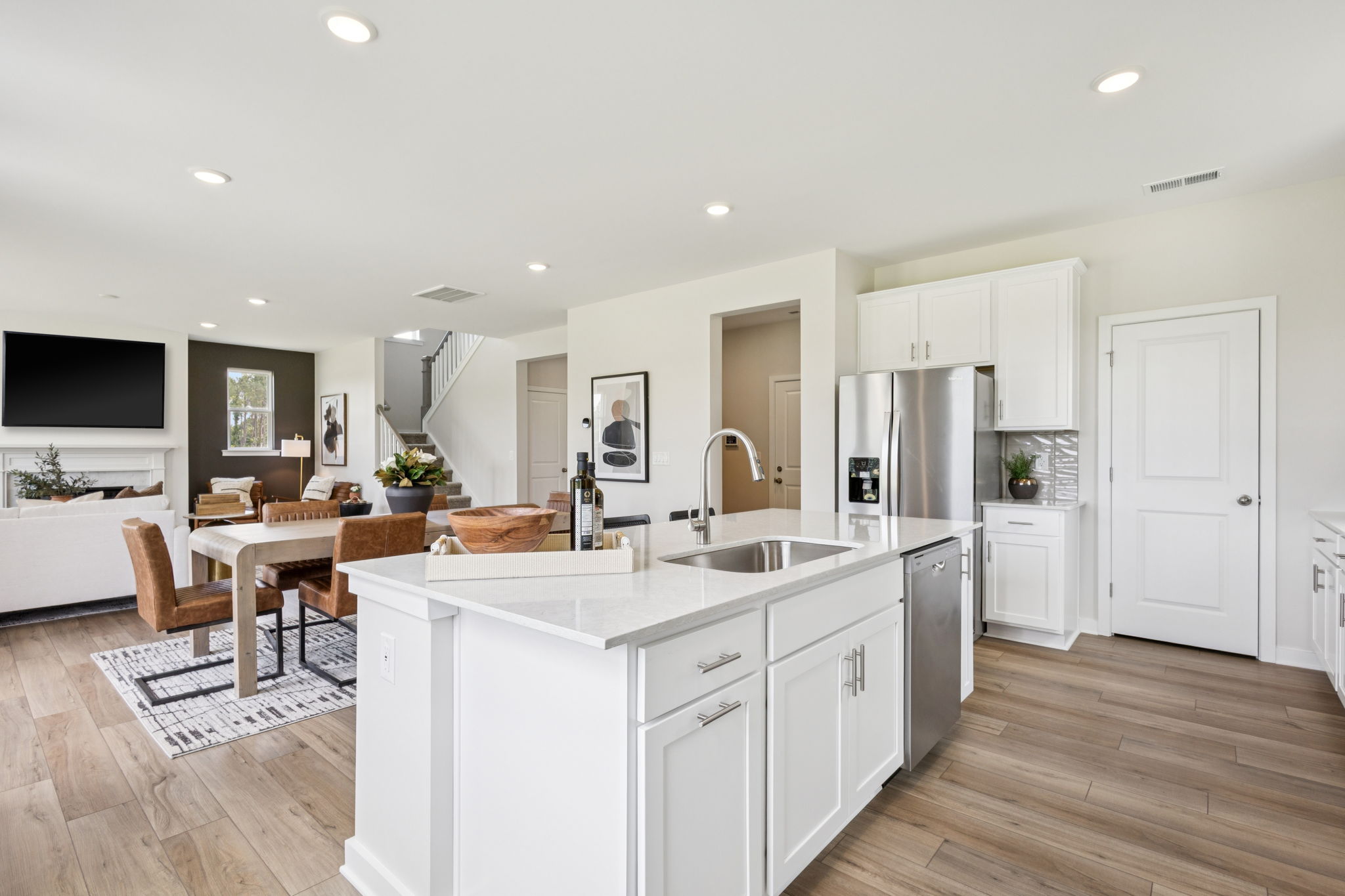 A kitchen with white cabinets.