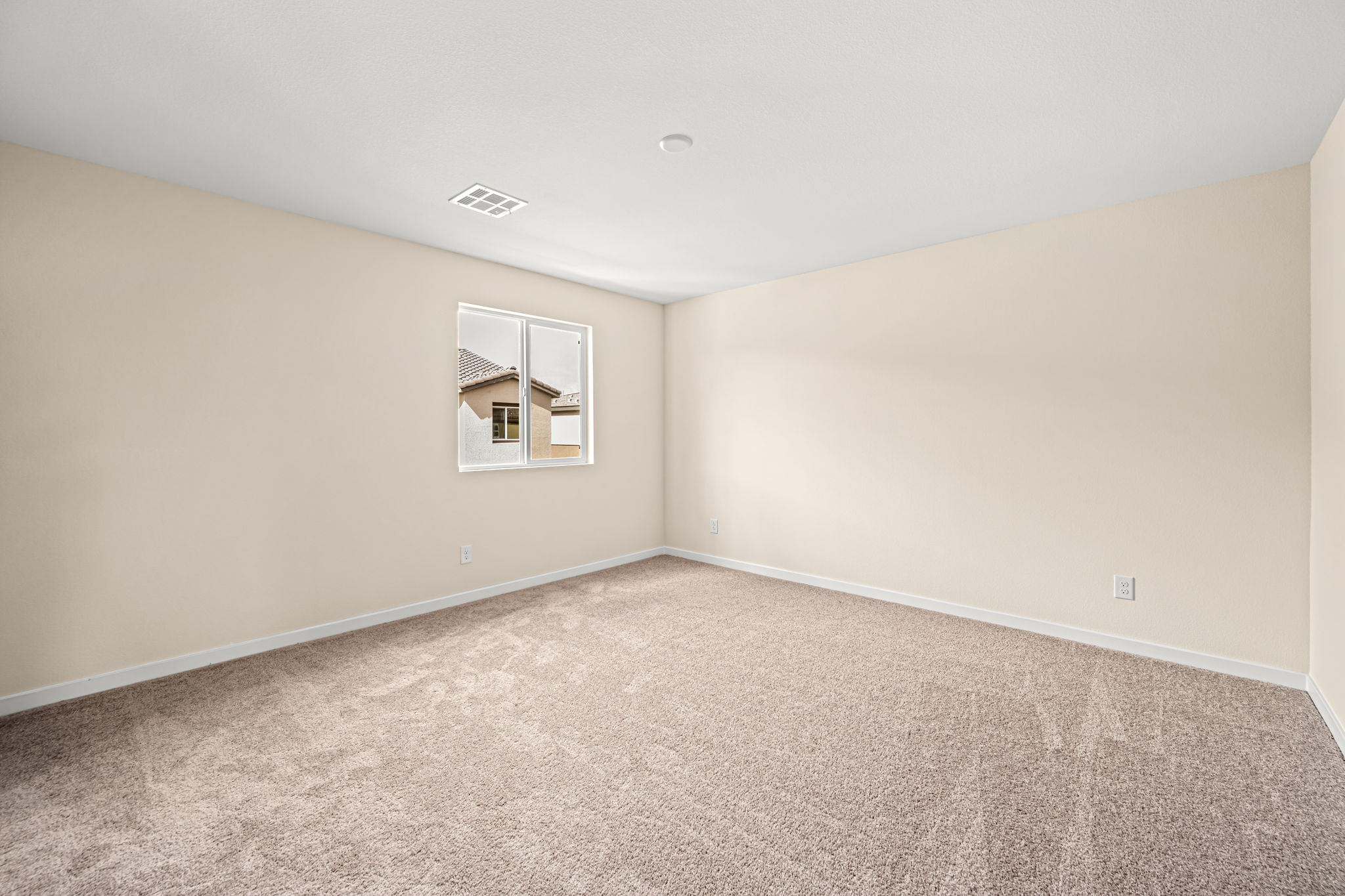 A room with a carpet and a carpet.