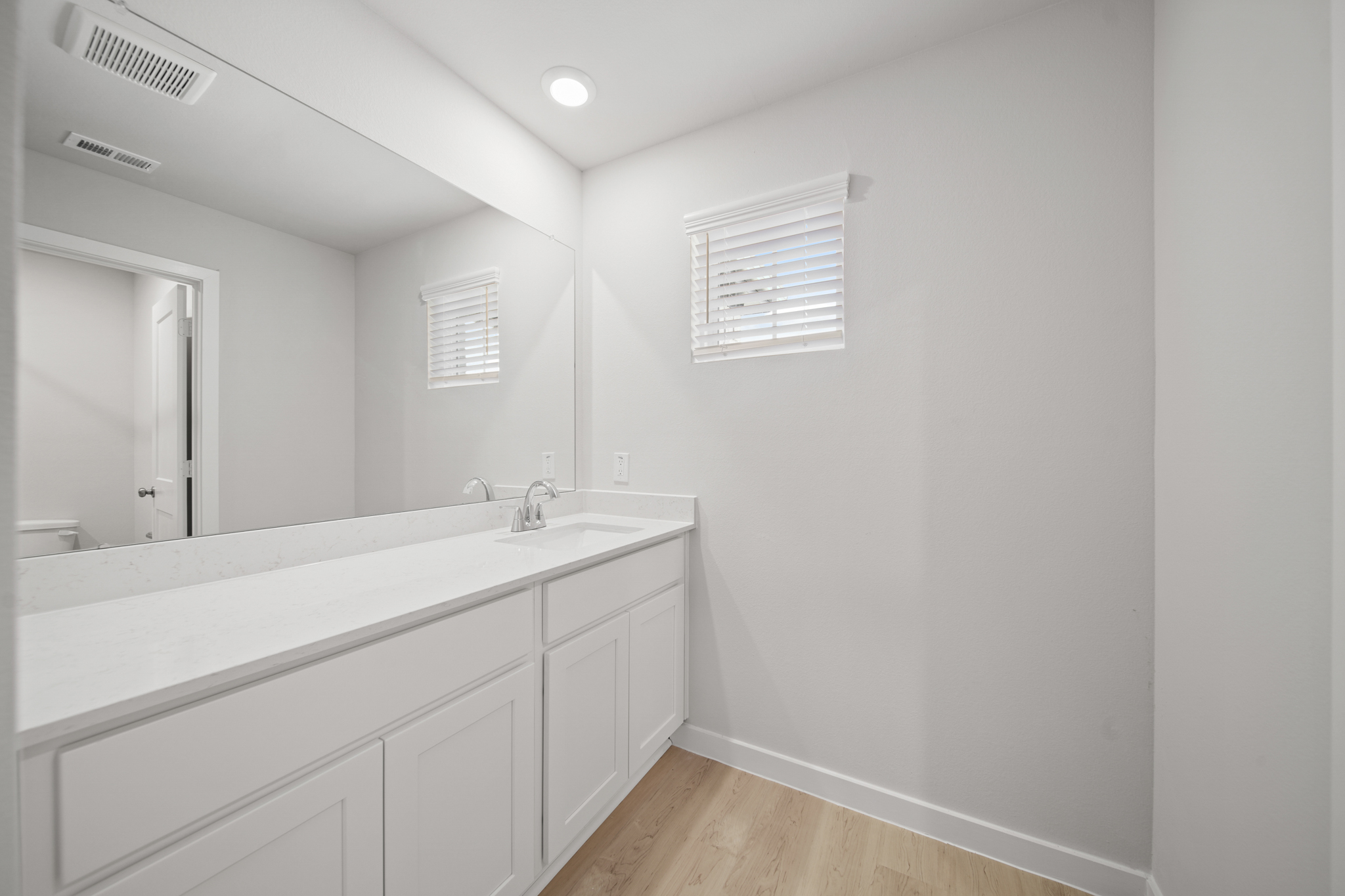 A bathroom with a sink and a mirror.